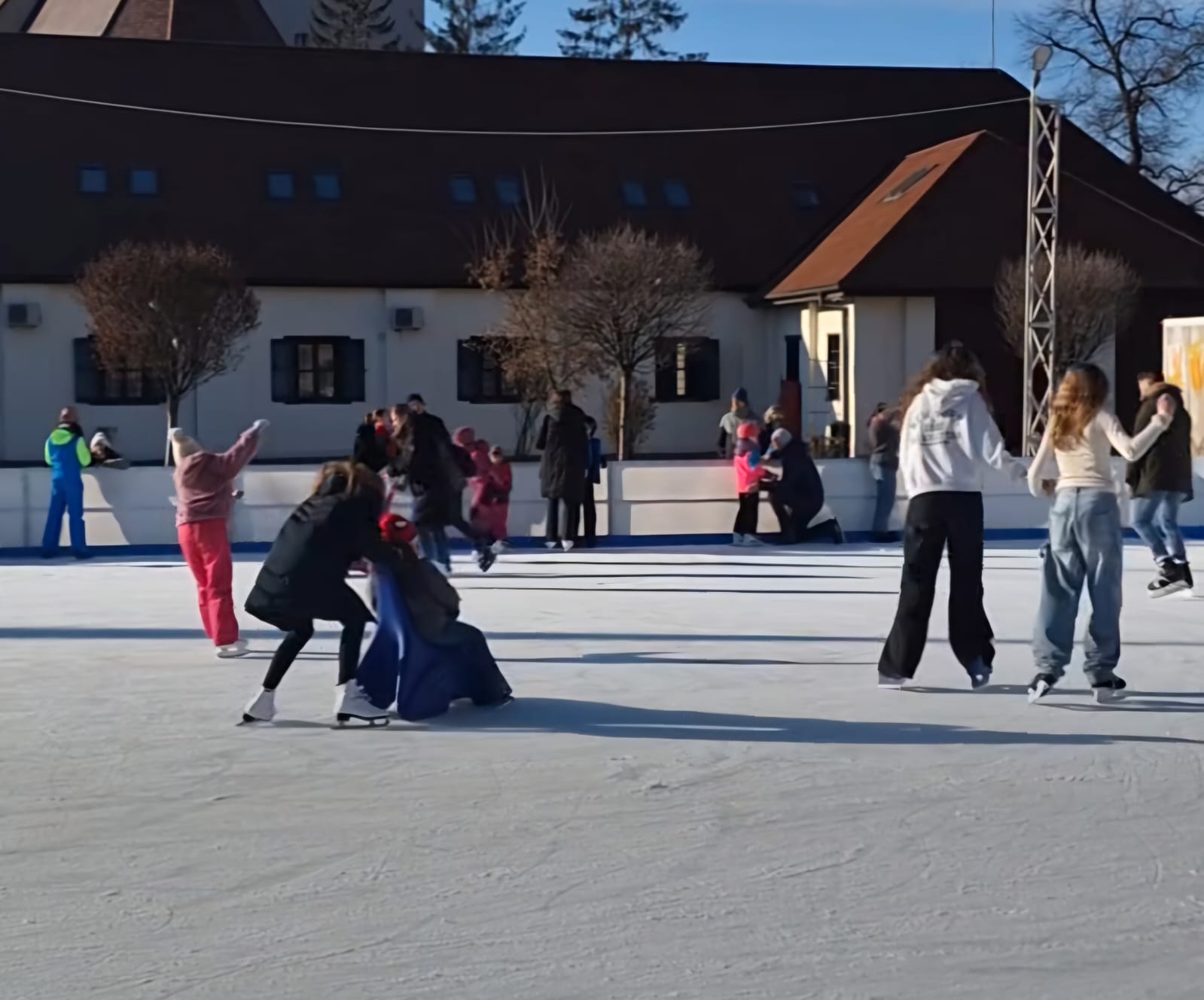 Programul I Tarifele Patinoarului Din Cetatea T Rgu Mure