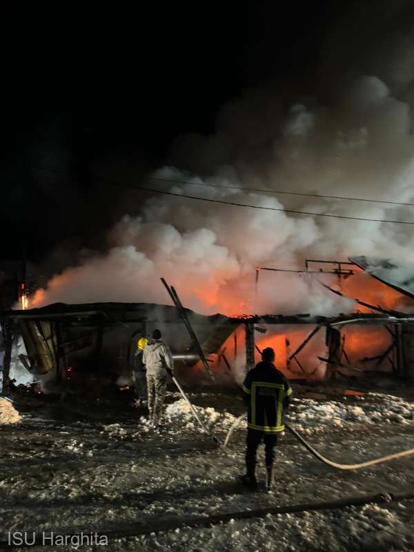 Incendiu la un garaj de lângă un bloc de locuinţe din Tulgheş; opt persoane au fost evacuate