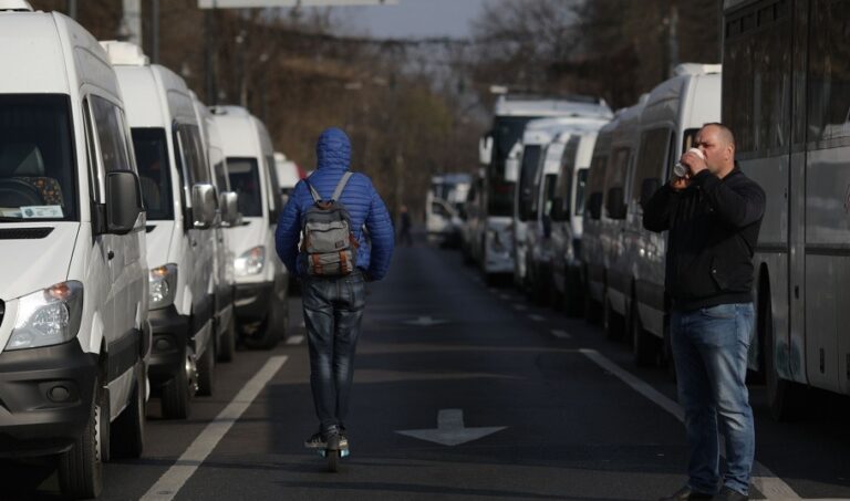 Trotinetele electrice au ajuns în Parlament. Viteză limitată, asigurare și purtarea căștii
