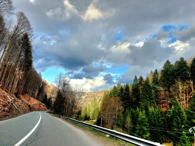 O călătorie relaxantă pe drumuri de munte