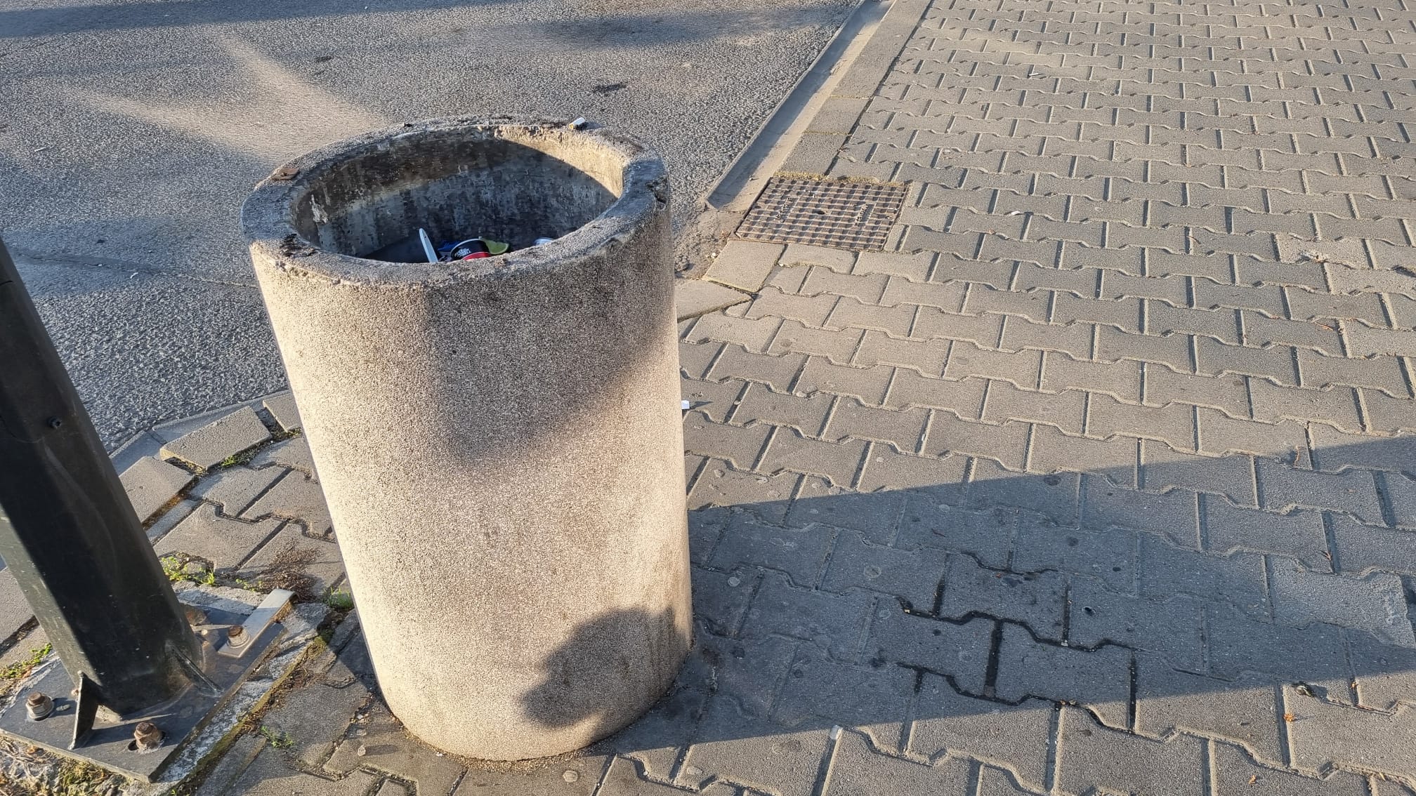 De ce nu mai sunt coșuri de gunoi în Piața Trandafirilor?