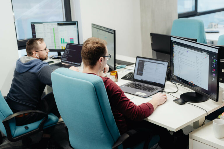 Topul domeniilor cu cele mai mari creșteri salariale în 2025 – unde se câștigă cel mai bine