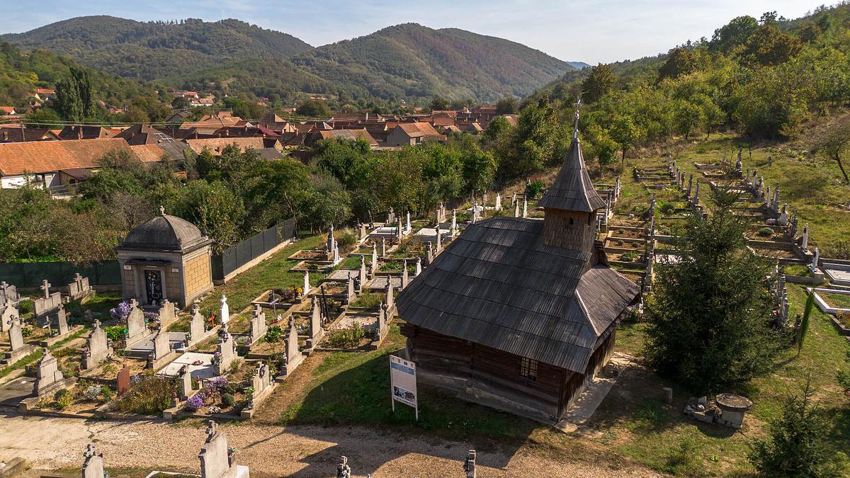 Ansamblul Bisericii de lemn ”Cuvioasa Paraschiva” din Pianu de Sus, Alba –