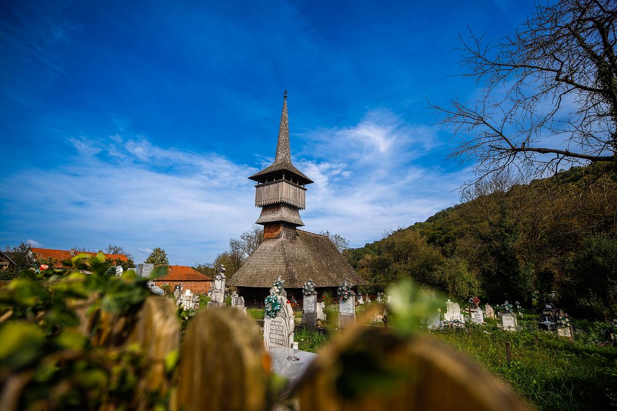 Biserica de lemn „Adormirea Maicii Domnului” – Lăpugiu de Jos –