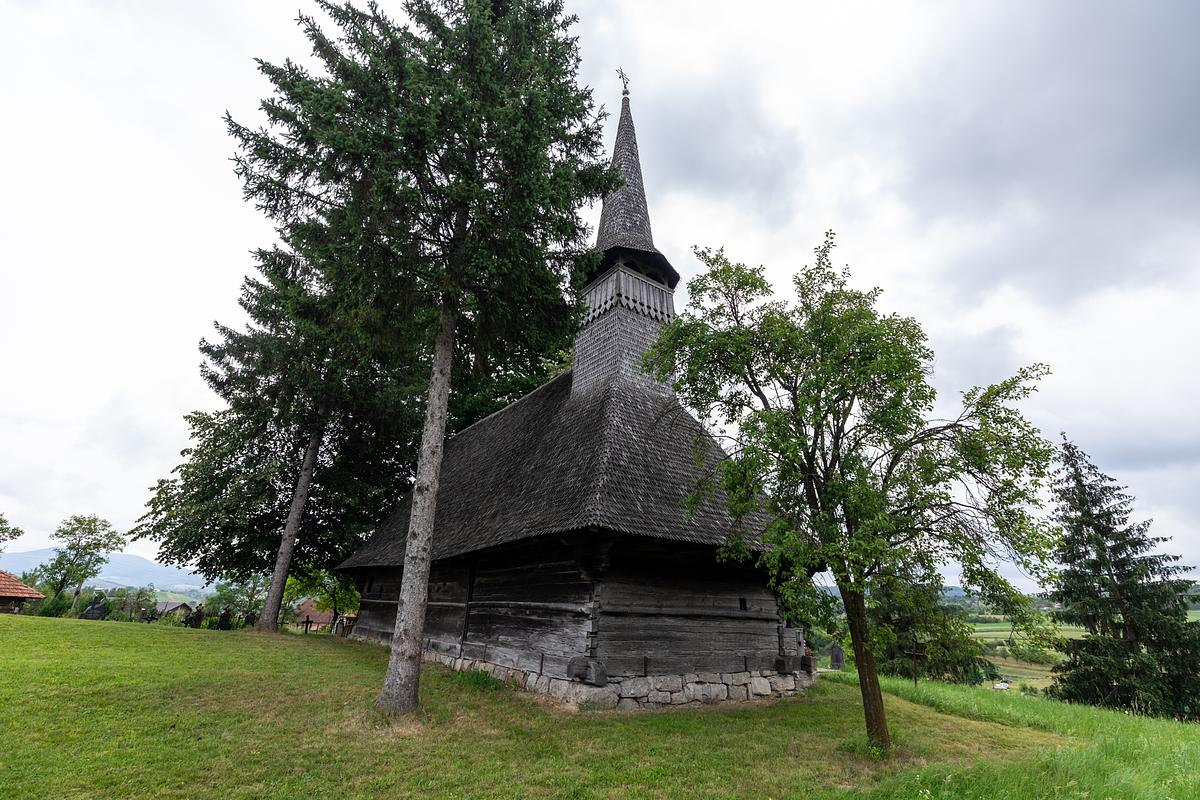 Biserica de lemn „Sfinții Arhangheli Mihail Și Gavril” din Beznea, Bihor –