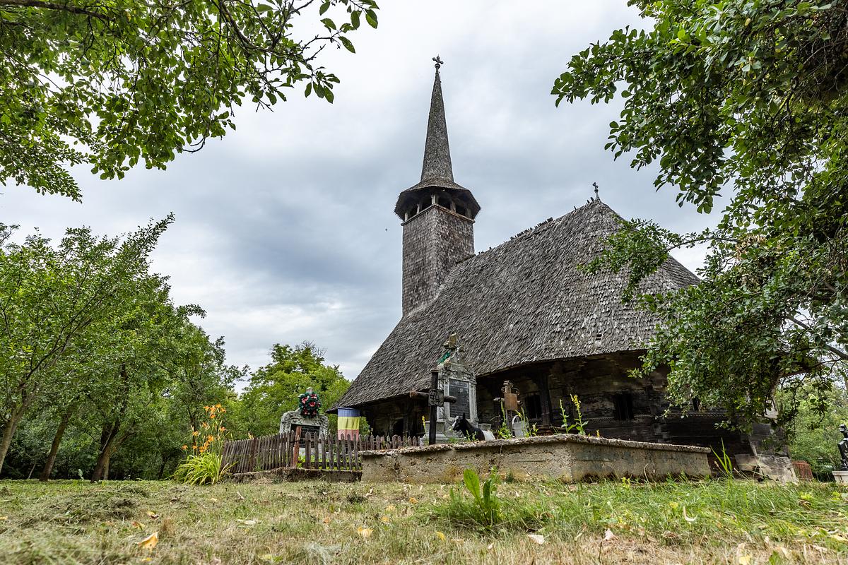 Biserica de lemn „Sfinții Arhangheli Mihail Și Gavril” din Margine, Bihor –