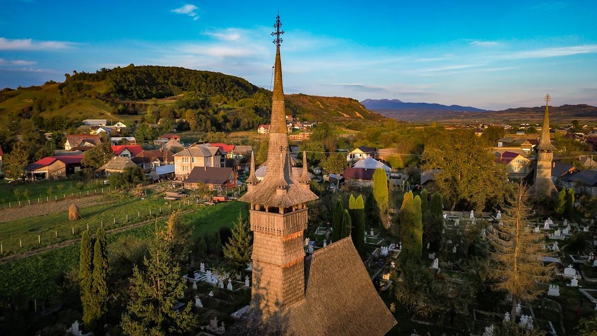 Biserica de lemn ”Sfinții Arhangheli Mihail și Gavril” – Rogoz –