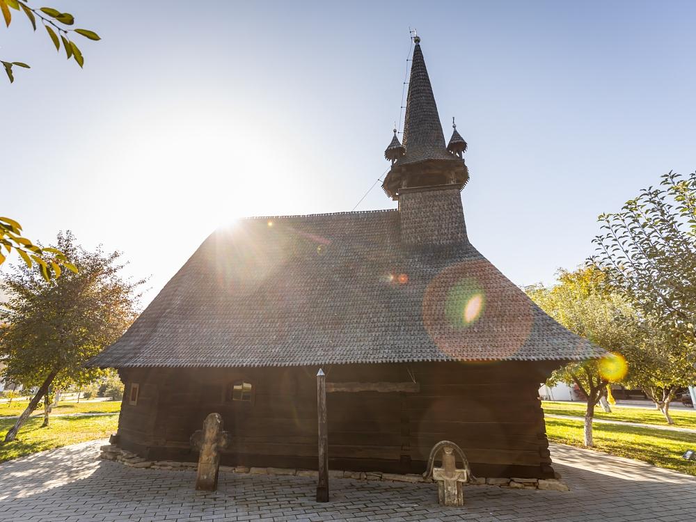 Biserica de lemn „Sfinții Apostoli Petru și Pavel” – Leurda –