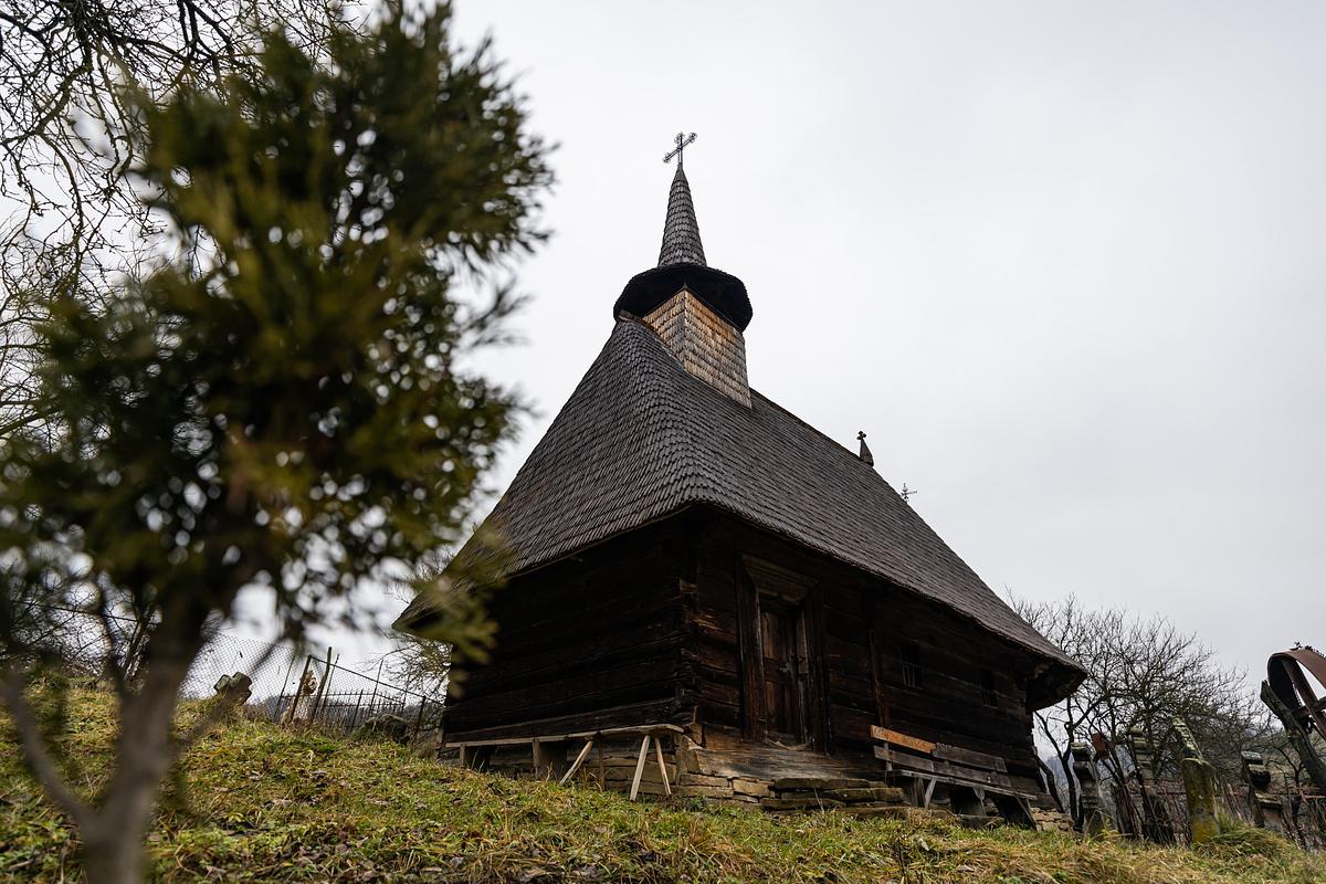 Biserica de lemn ”Sfântul Mucenic Dimitrie” din Suciu de Sus, Maramureș –