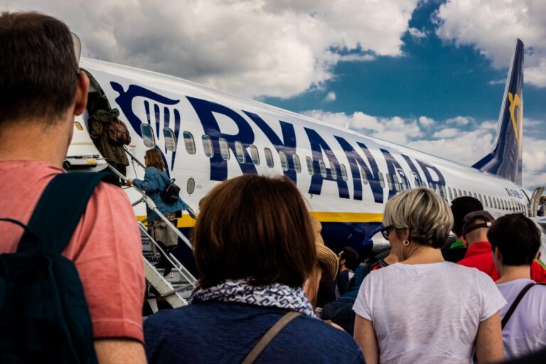 Șeful Ryanair cere ca pasagerii să poată consuma cel mult două băuturi cu alcool în aeroporturi