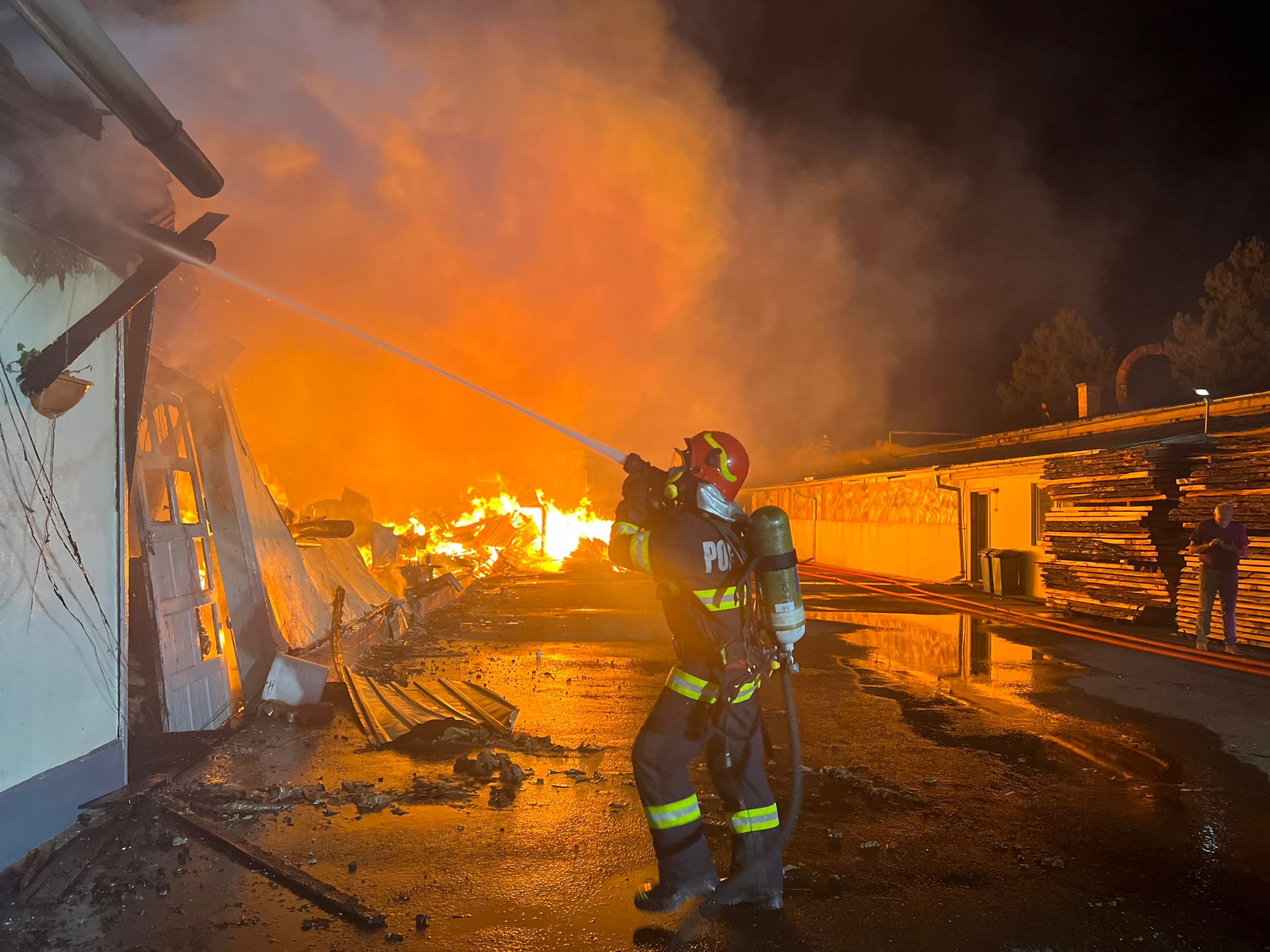 Incendiu violent la Reghin