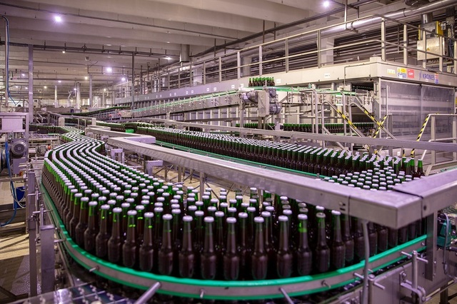 Heineken anunță că începe decarbonarea fabricilor din România