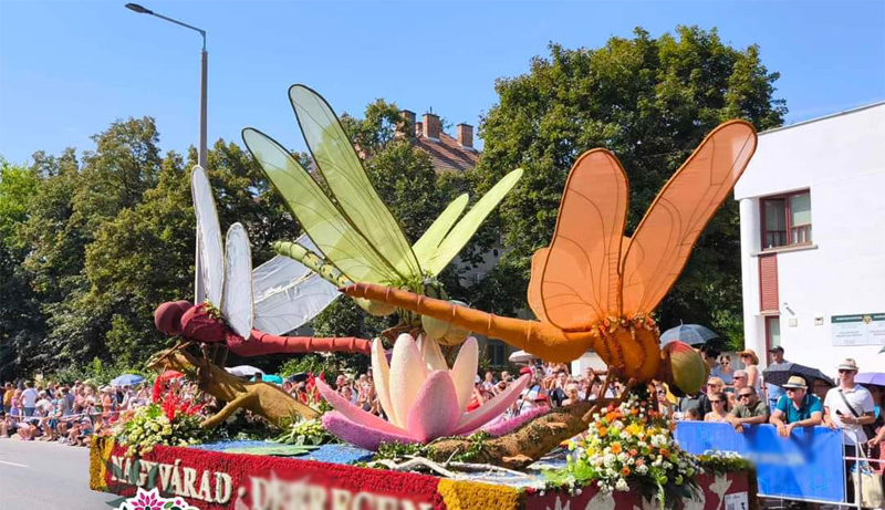 Paradă a carelor alegorice la Festivalul Magiei Florilor de la Târgu Mureș