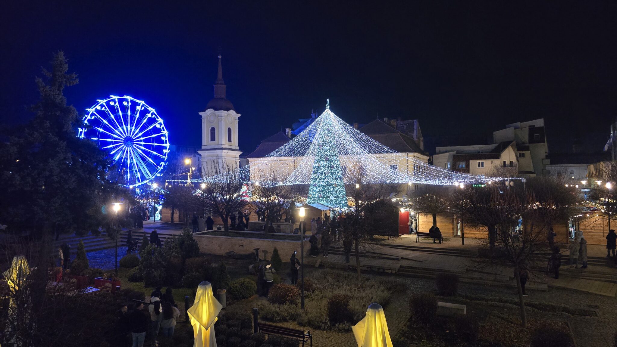 S-a aprins iluminatul festiv la Târgu Mureș și s-a deschis Târgul de Crăciun din Piața Teatrului (foto)