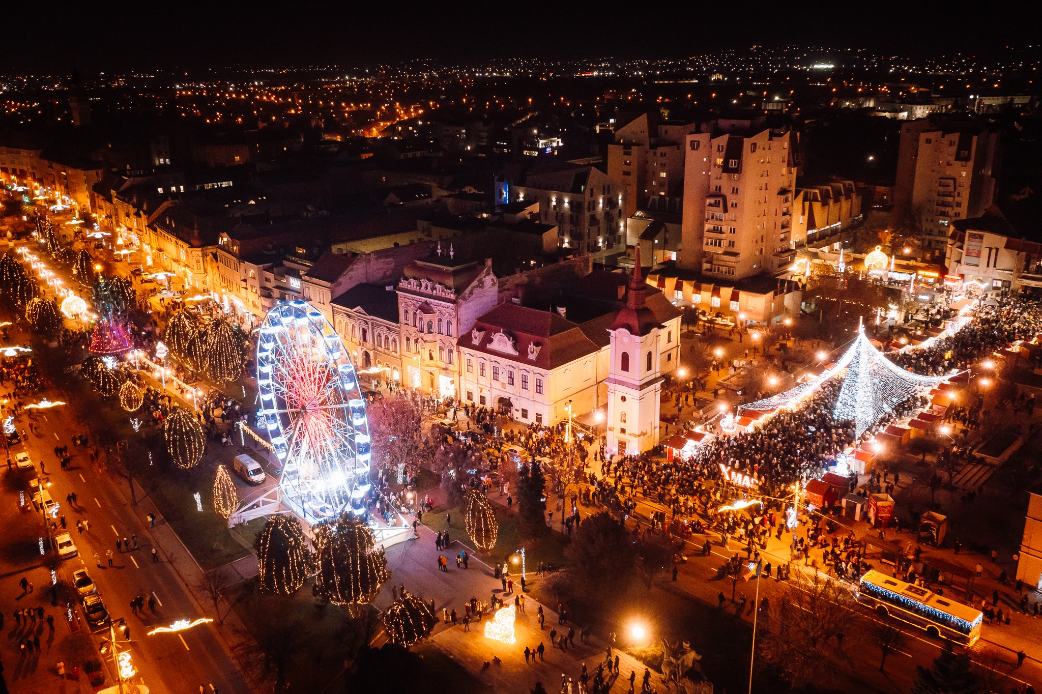 (Video) Iluminatul festiv şi Târgul de Crăciun, inaugurate oficial la Târgu Mureș