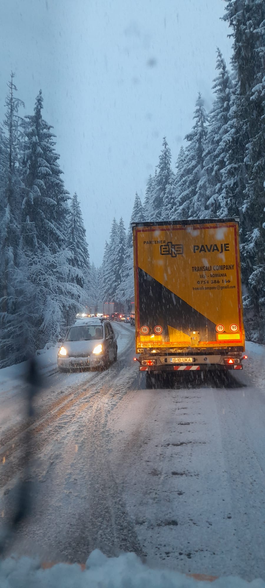 Trafic reluat. Șase tiruri au fost blocate la urcare pe DN15 între Toplita și Borsec