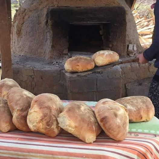 Coacerea pâinii de casă în Cernatu de Sus, Covasna