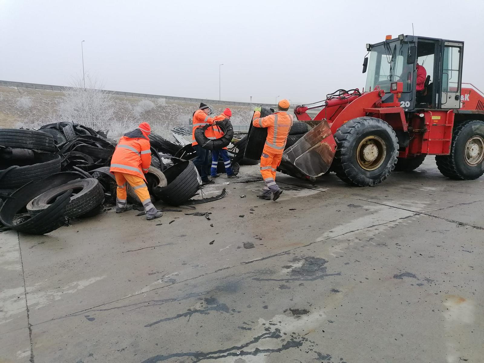 Cantități impresionante de cauciucuri uzate pe autostrăzile din județul Mureș și Sibiu