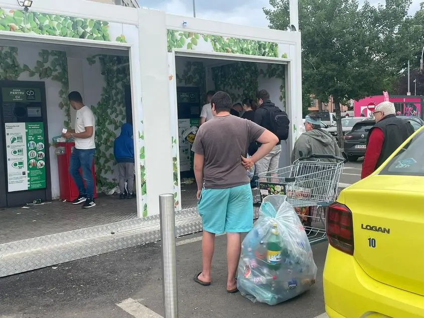 Un alt motiv al cozilor de la reciclare. Micii comercianți fac colectare automată, manuală și „la gri”