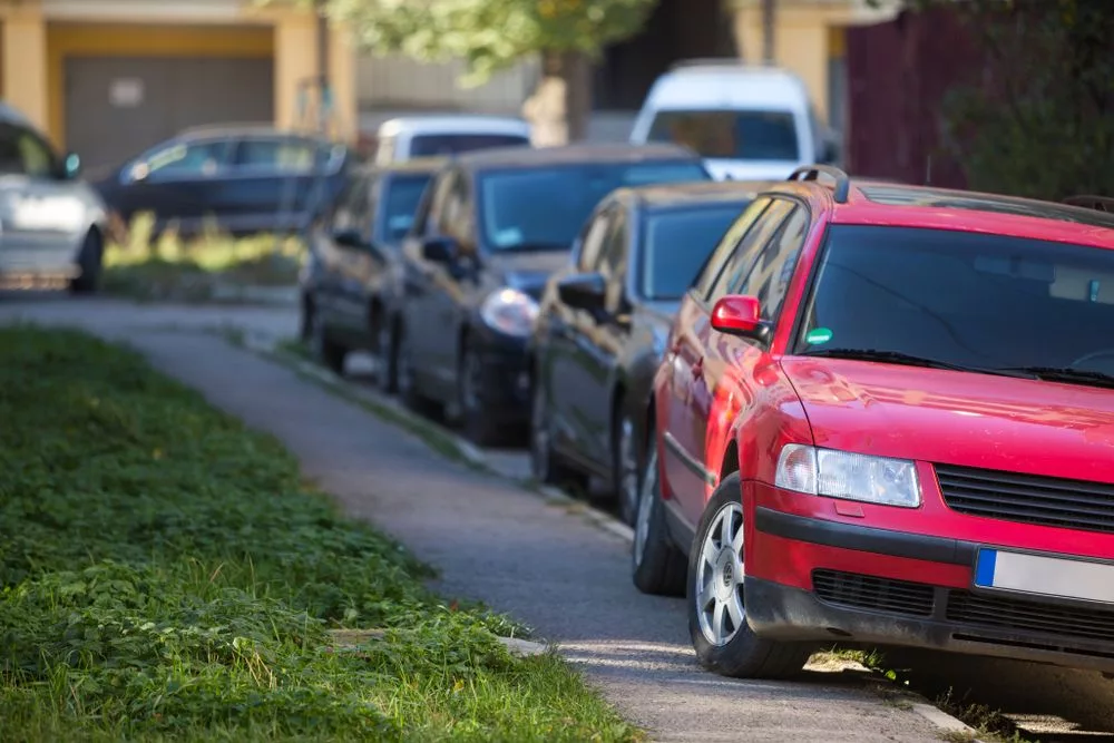 Se respectă la Târgu Mureș distanța de 1 metru pentru pietoni la parcarea pe trotuare?