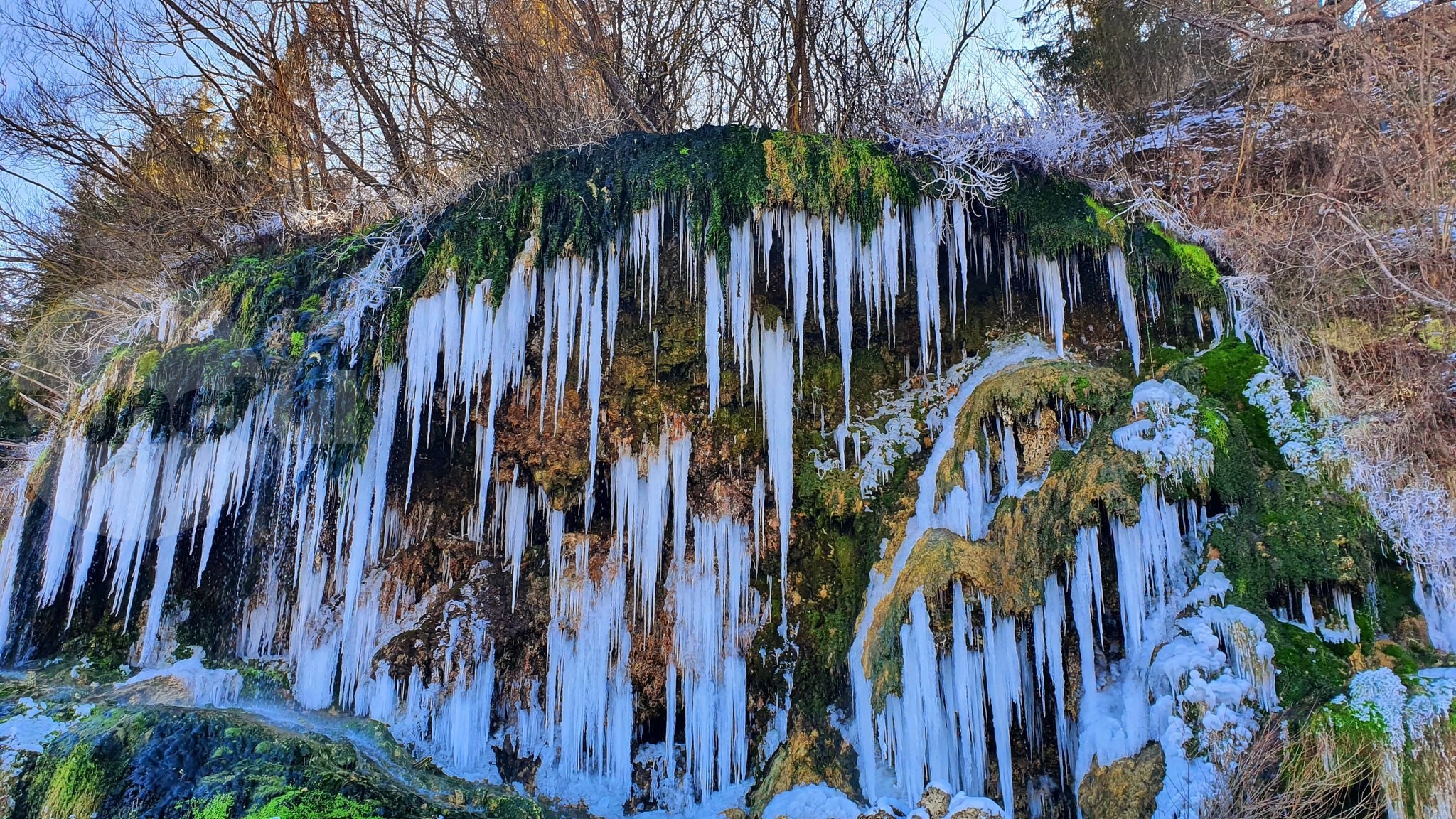 De vizitat: Un monument al naturii, cascada cu apă termală din Toplița