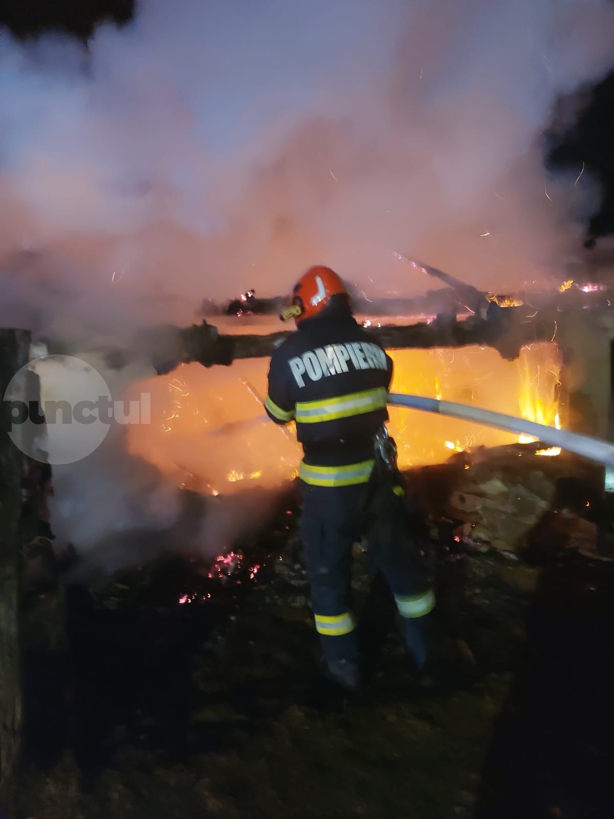 Două case distruse in totalitate de incendii în această noapte în Mureș