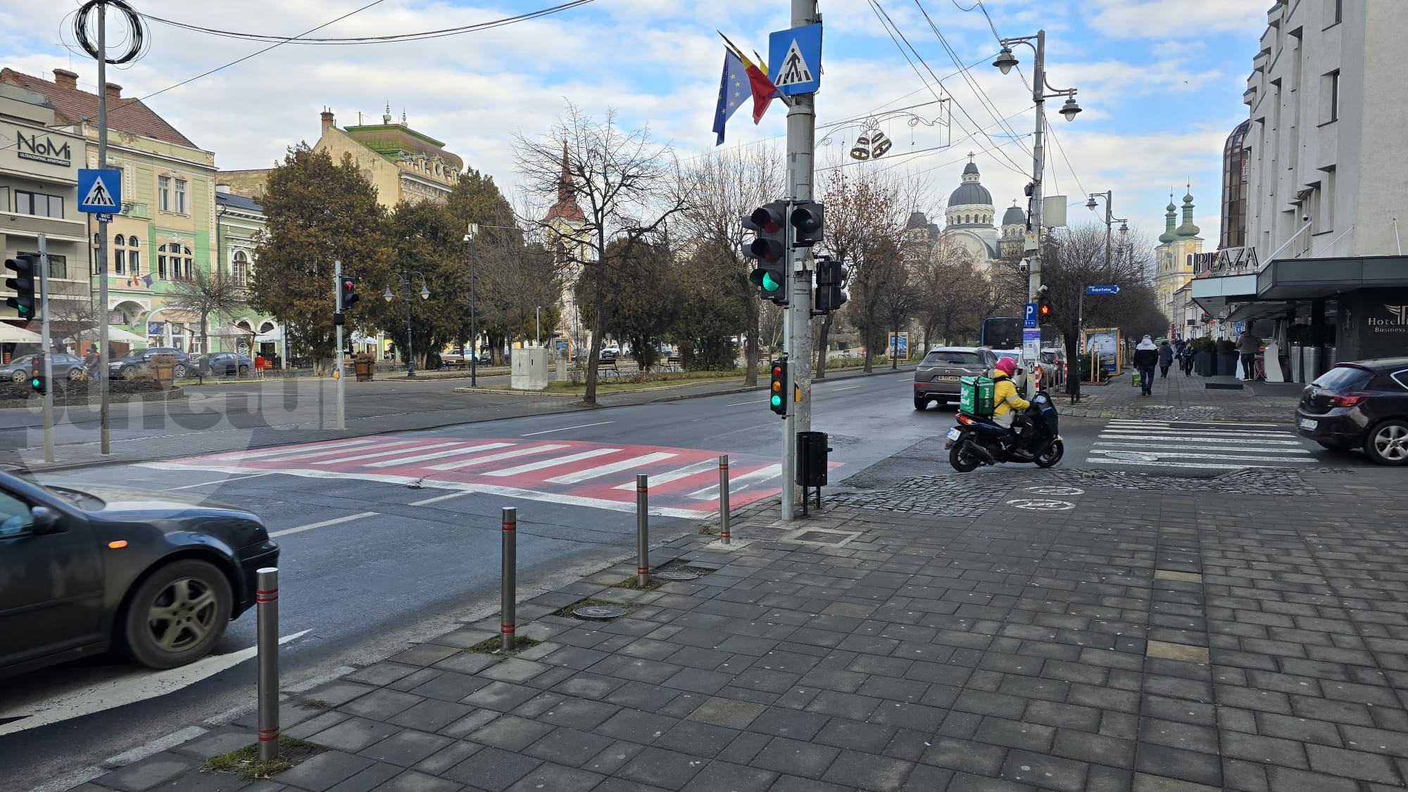 Pieton în pericol la Târgu Mureș! Semaforul de la ceasul cu flori, pe repede înainte