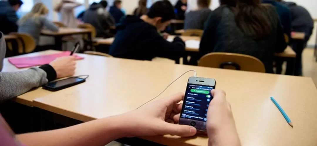 Elevii, obligați să predea telefoanele la ore. Ministerul Educației cere controale