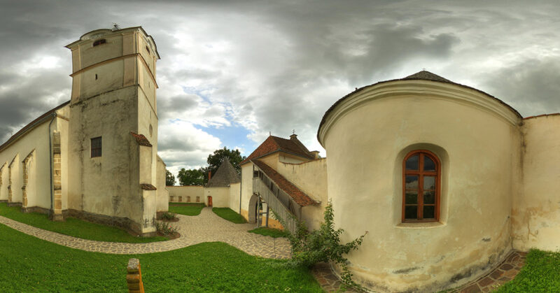 Comori din Ardeal: Biserica Romano-Catolică fortificată de la Sânzieni