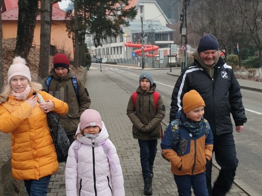 De Săptămâna Verde, copiii din Sovata merg pe jos la școală