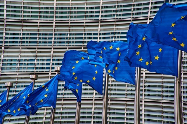 Comisia Europeană acceptă o ”flexibilitate” la normele CO2 pentru mașini