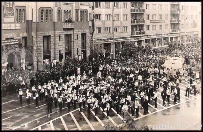 Arhivă. Defilare cu pionieri de 1 Mai la Târgu Mureș, 1971
