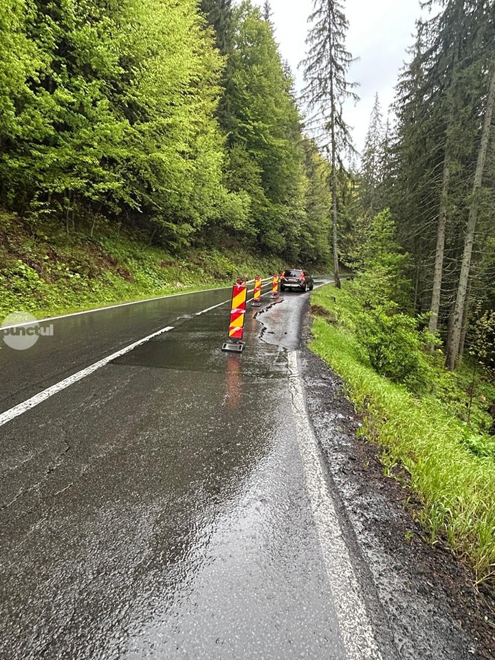 Circulaţie pe o bandă pe DN 13B, între Praid şi Borzont; o parte din acostamentul drumului s-a surpat