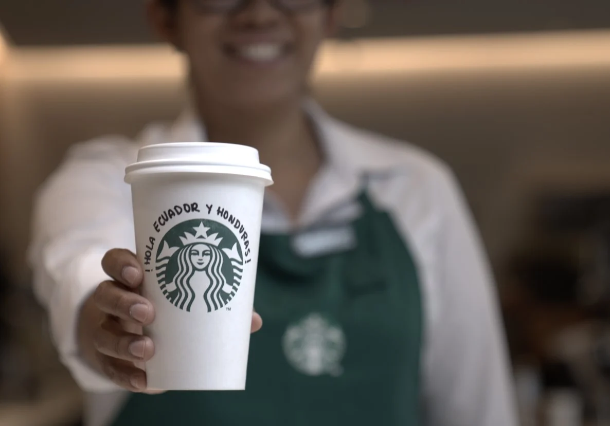 Starbucks recunoaște eșecul automatizării și revine la forța de muncă umană