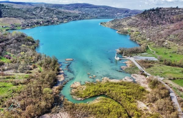 Înverzesc copacii și natura prinde viață în jurul lacului Bezid (foto)