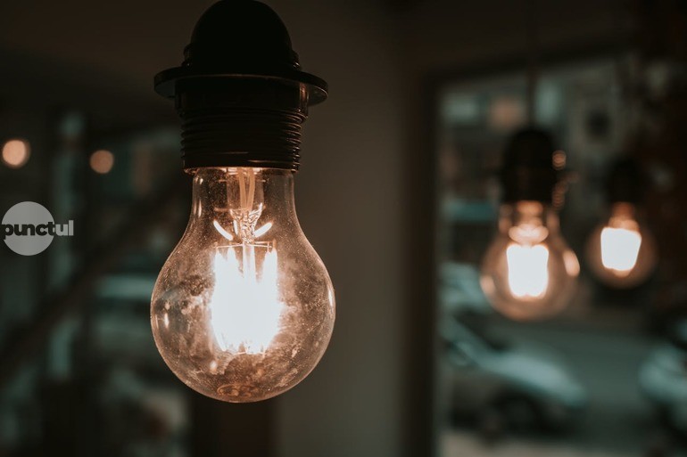 Proiect depus la Parlament: Facturile la energie electrică să fie compensate de administrațiile locale