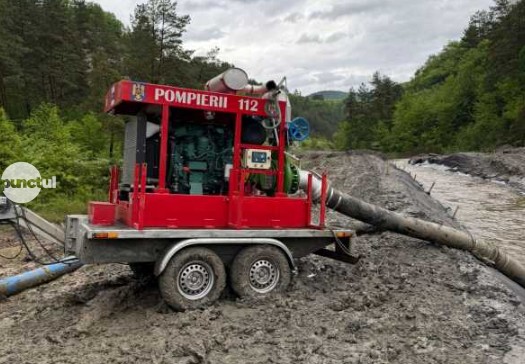 Pompierii intervin pentru a doua noapte la Salina Praid, unde sunt infiltraţii în urma ploilor