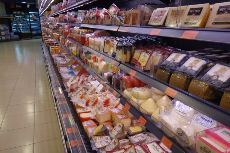 Proiect: Plafonarea adaosului comercial pentru alimentele de bază va fi prelungită până în 30 septembrie
