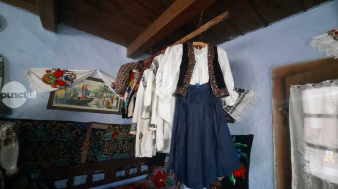 Cămăși populare vechi, colecționate la Dulcea de meșterul Petruț Chirțeș, Tezaur Uman Viu