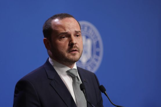 Medicii care pleacă de la stat la privat în timpul programului riscă să fie concediați. Schimbări și la plata gărzilor