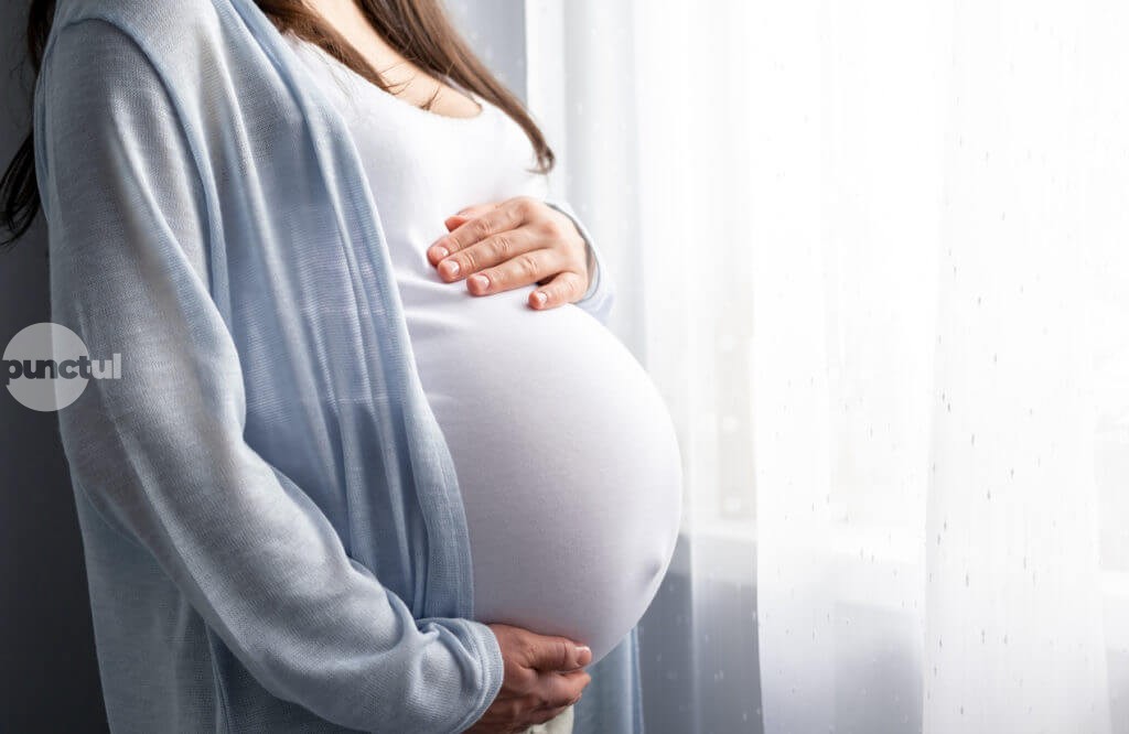 Ce oferă statul român mamelor și cum se compară cu sprijinul din Ungaria