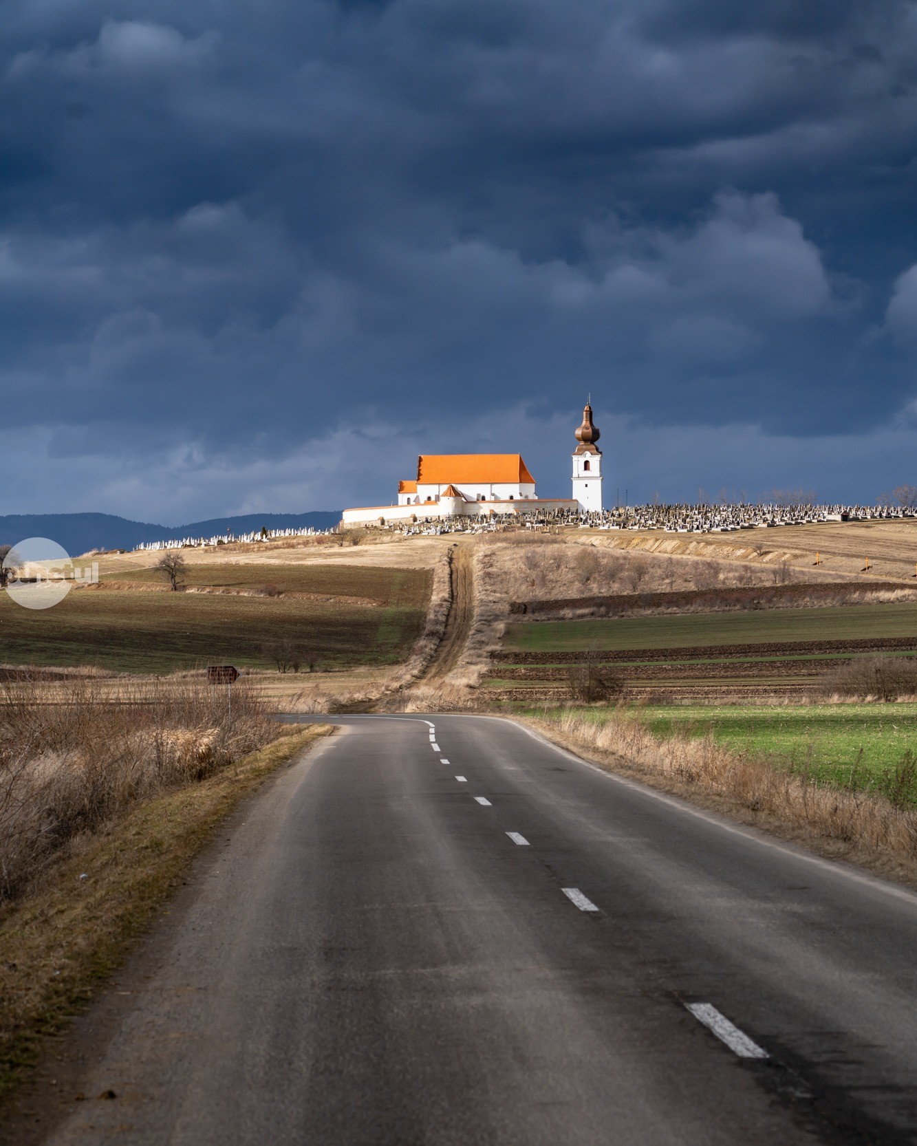 Pe culmea dealului Sfântul Mihail din Lemnia, vă așteaptă o bijuterie arhitecturală plină de istorie și farmec!