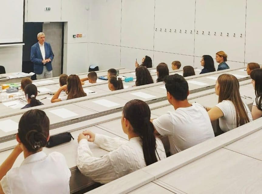 Rectorul Leonard Azamfirei dezamăgit de lipsa de interes pentru Ziua Limbii Române