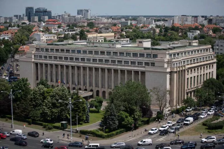 Guvernul a aprobat legea de plată a pensiilor private. Românii vor putea retrage inițial 30% din sumă, iar restul va fi eșalonat pe 8 ani
