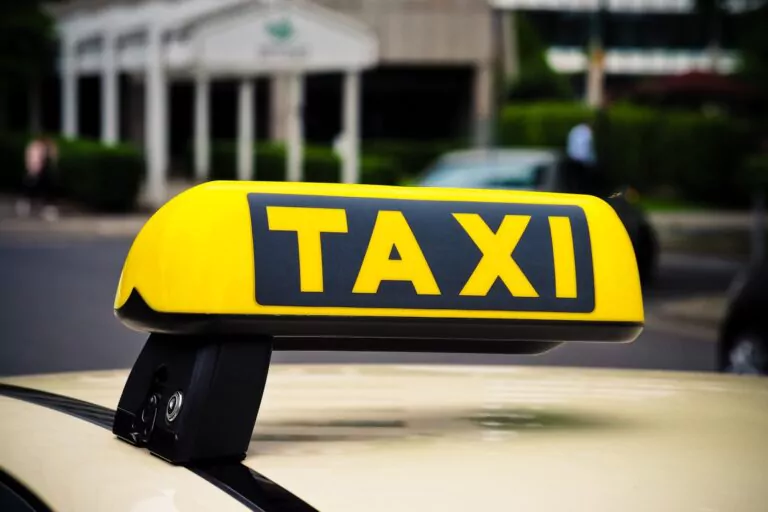 Consiliul Local va discuta la cererea taximetriștilor majorarea tarifelor de taxi la 5,99 lei/km