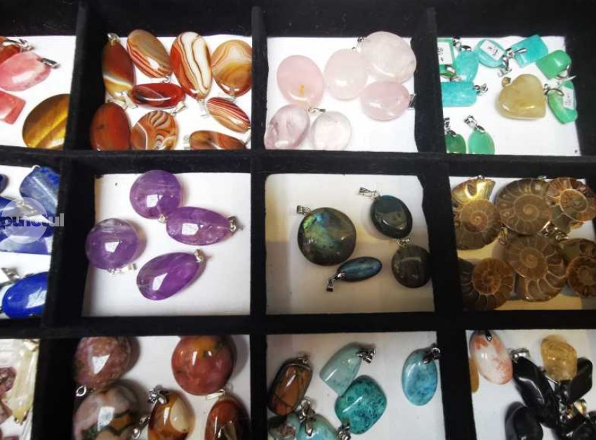 O rășină fosilă care ar putea fi contemporană cu dinozaurii, prezentată de muzeografi și geologi la Expoziția Mineralia din Târgu Mureș