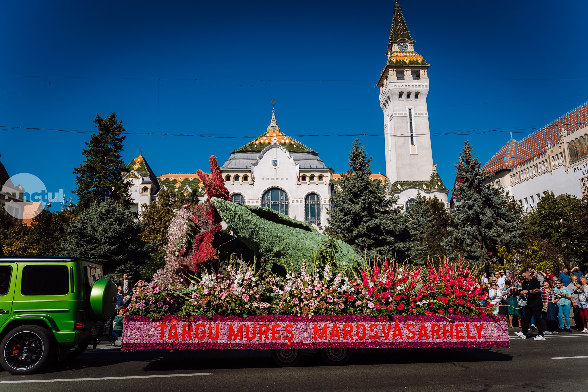 (Galerie foto) Paradă unică în ţară a carelor alegorice, la ediţia a doua a Festivalului Magia Florilor