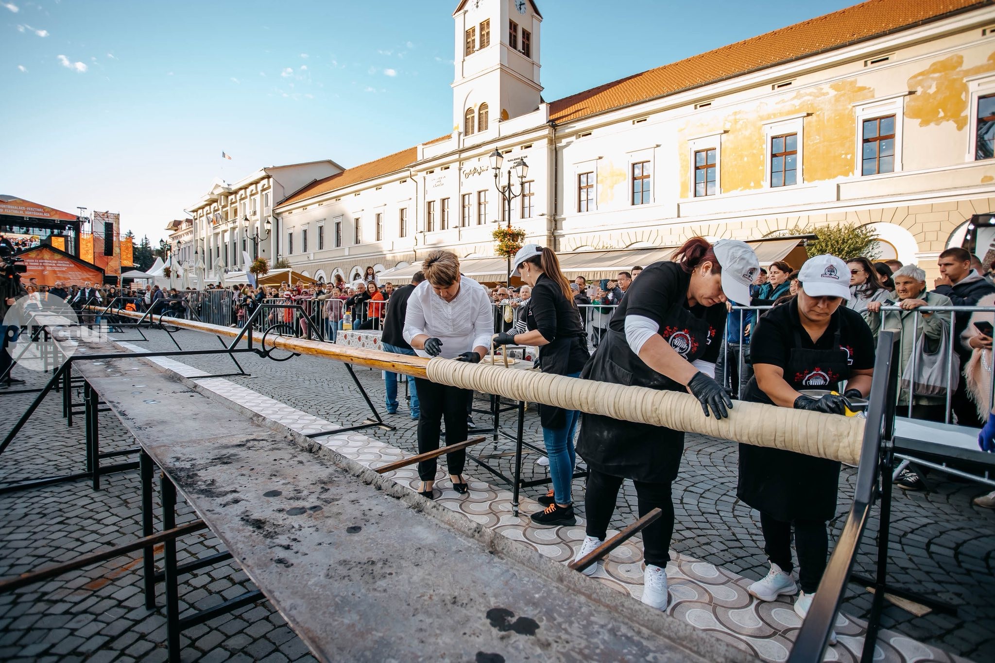  Colac secuiesc de 21 de metri, preparat la Festivalul Kurtoskalacs de la Sfântu Gheorghe