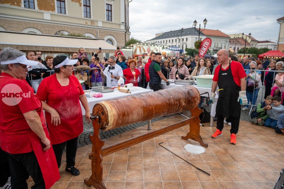 Langoş uriaş, kurtos de 21 de metri şi mic dejun cu 250 de persoane la Festivalul Kurtoskalacs de la Sfântu Gheorghe