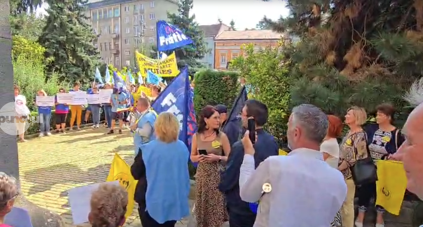 Protest al sindicaliștilor din educație în fața Prefecturii Mureș